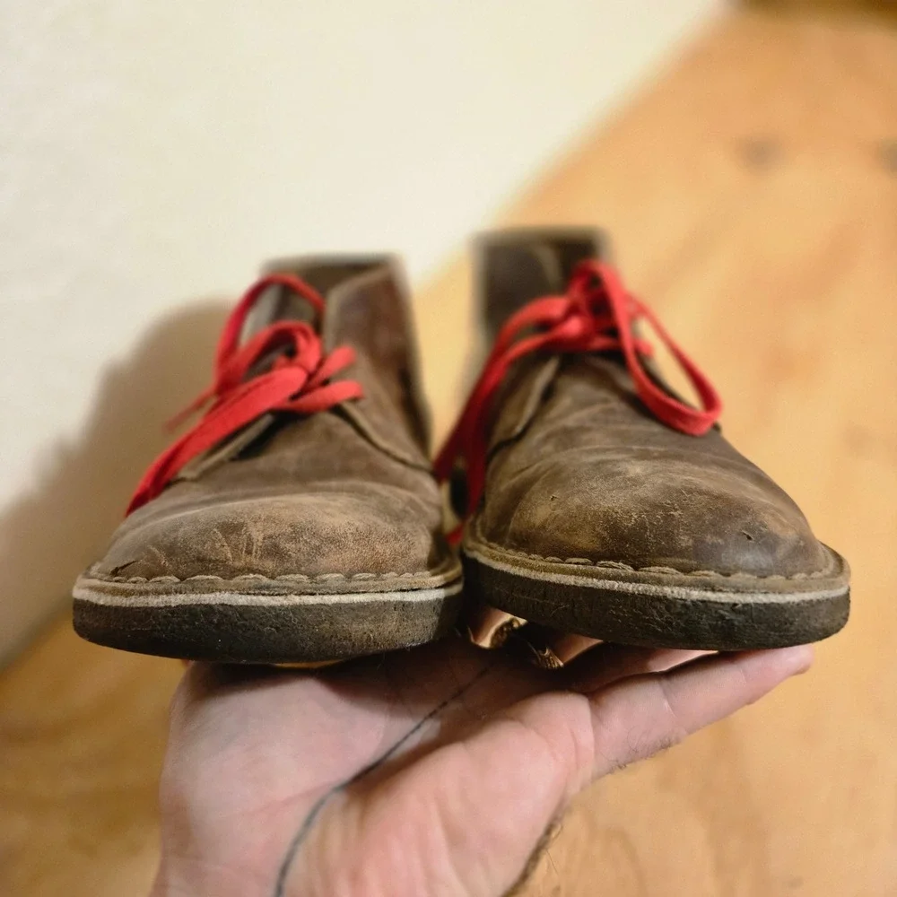 CLARKS Desert Boot Sz 10 Mens Brown Leather Crepe Sole Red Laces Fair Distressed